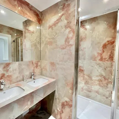Louvre Grand View Apartment