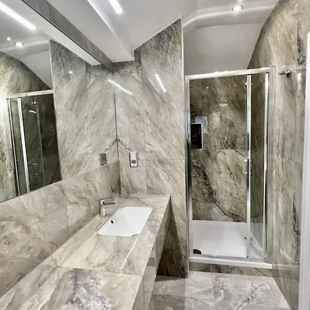 Louvre Grand View Apartment *