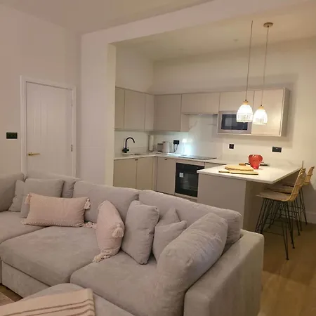 Louvre Grand View Apartment *